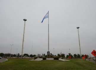 Desvío en la banda lateral sur de la avenida Independencia