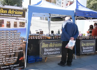 Los artesanos comercializan sus productos en la Plaza Cabral