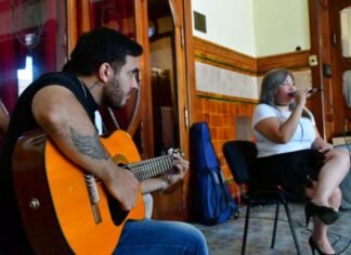 Con un repertorio musical, el Coro de la Casa del Bicentenario concientizó sobre el cáncer de mama