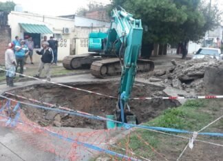 La Municipalidad y Aguas de Corrientes trabajan en el socavamiento de la calle General Paz