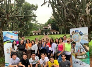 Integrantes del ballet municipal de Itá Ibaté realizaron un city tour en Gobernador Virasoro