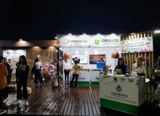 Continua la atención a turistas y visitantes en el stand institucional del Ministerio de Turismo de Corrientes